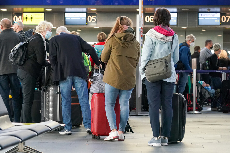 Selbst 2022 sollen von den Flughäfen Leipzig/Halle und Dresden noch deutlich weniger Reisende abgeflogen sein, als dies vor Corona der Fall war.
