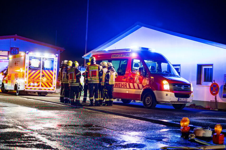 Die Löscharbeiten gestalteten sich schwierig, sodass schließlich Spezialfahrzeuge angefordert werden mussten.