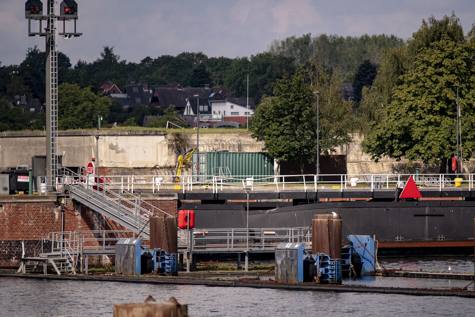 Die Spuren der Schiffskollision sind am Nordtor der Schleuse in Holtenau zu sehen.