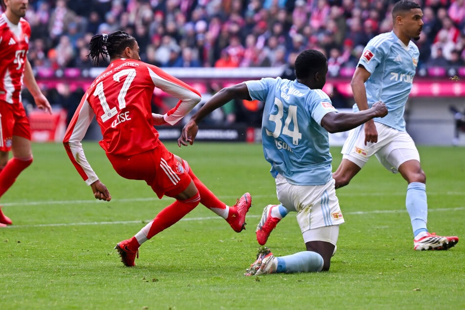 Der erste Streich: Bayerns Michael Olise (24, l.) trifft zum 1:0.