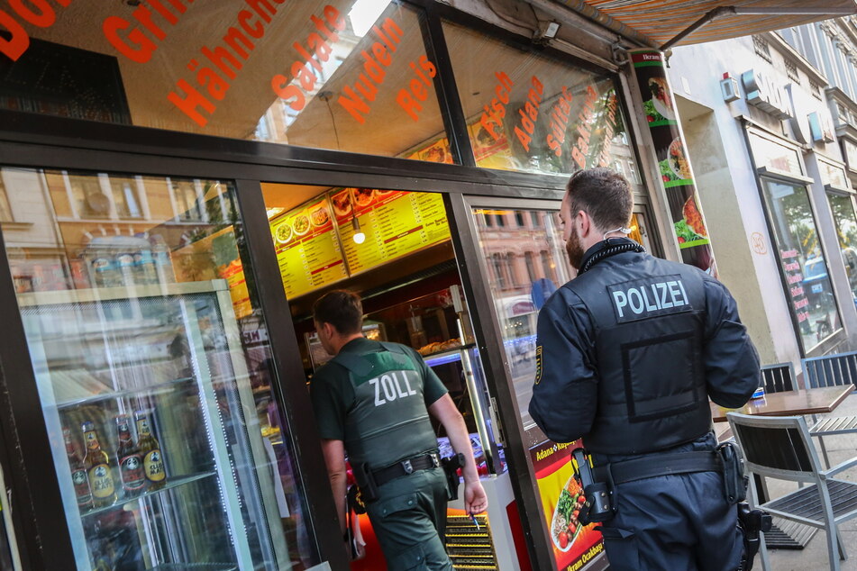 Kontrollen in der Gastronomie, wie hier in Leipzig, führen Steuerfahnder oft mit Kollegen der Zollfahndung durch.