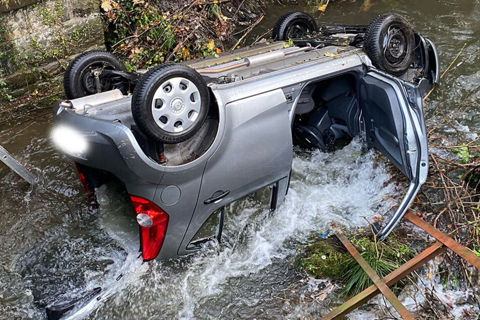 Geländer durchbrochen: Auto landet nach Unfall im Bach