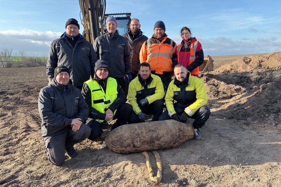 Der Kampfmittelräumdienst präsentierte im Anschluss stolz den 250 Kilo schweren "Fang".