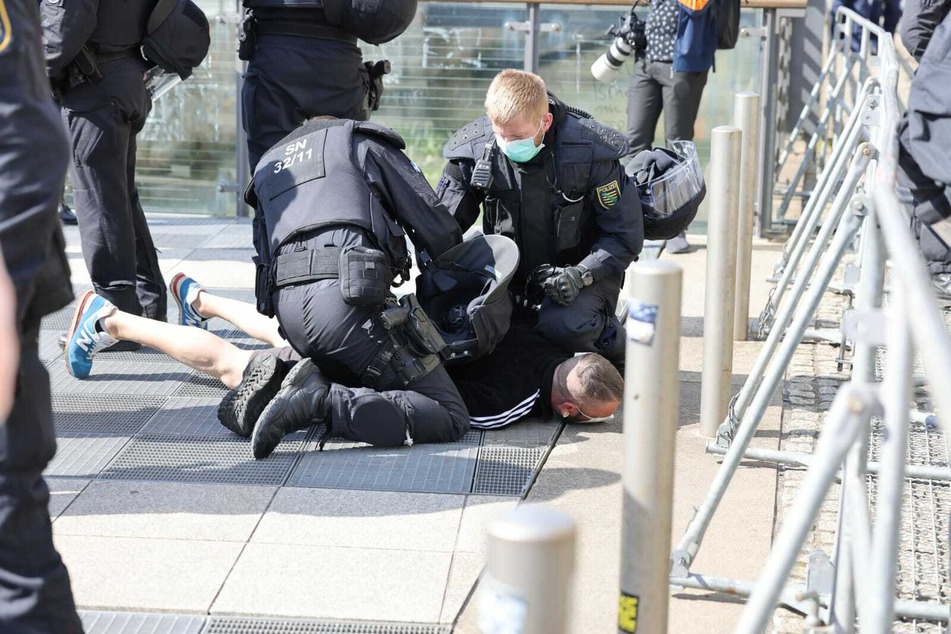 Auf den aggressiven Demonstranten kommt nun ein Verfahren wegen versuchter Körperverletzung zu.