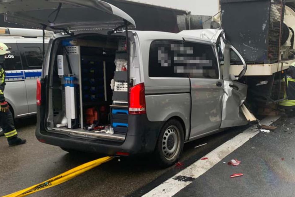 Die Front des Mercedes-Transporters wurde durch den Aufprall massiv beschädigt.