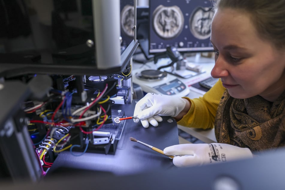Numismatikerin Anika Tauschensky untersucht einen seltenen Münzenfund.