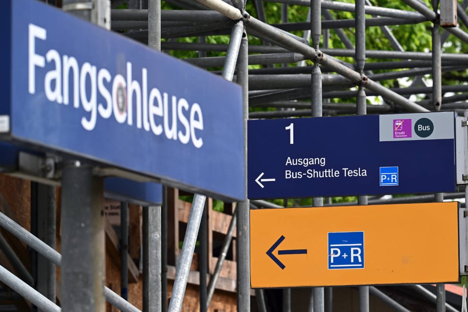 Der alte Bahnhof samt Bus-Shuttle zum Tesla-Werk hat dann ausgedient.