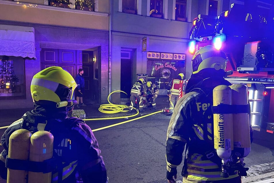 Leipzig: Aus Küche von Asia-Bistro schlagen Flammen, Feuerwehr eilt zur Stelle