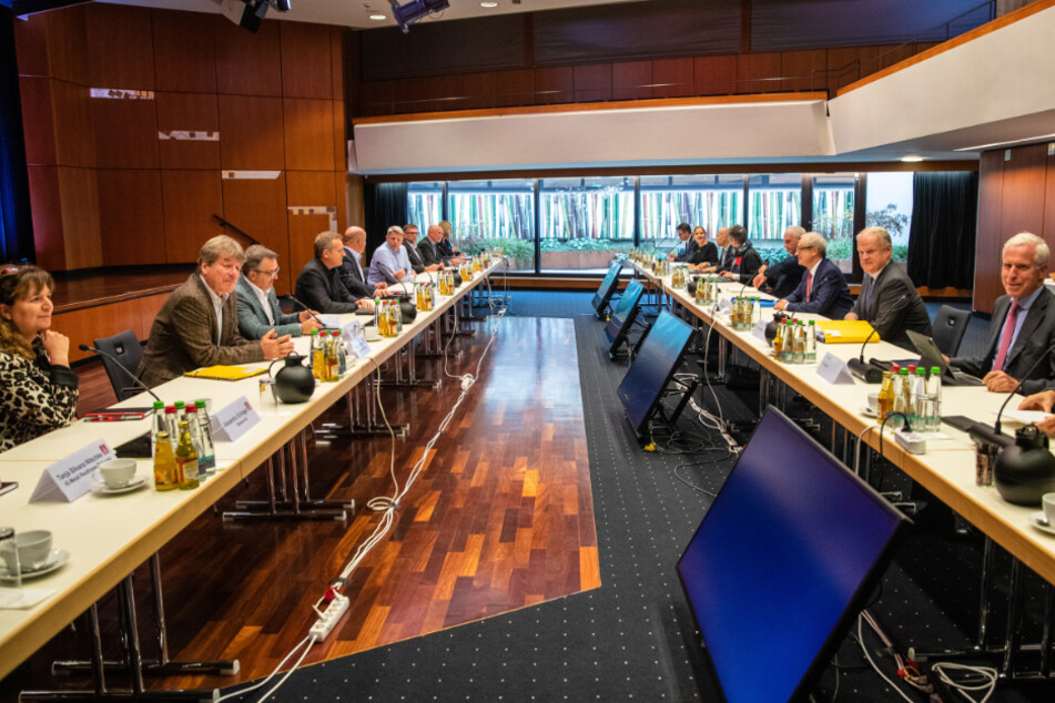 Verantwortliche der IG Metall verhandelten bereits am Dienstag in vierter Runde in Baden-Württemberg. Auch in NRW tobt der Tarifstreit.