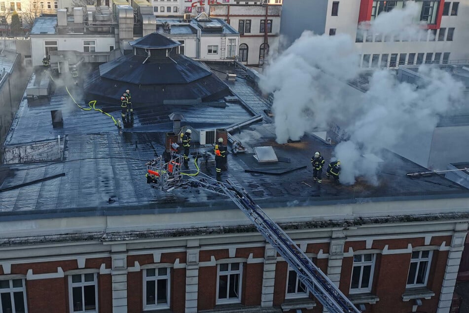 Hamburg: Theater auf St. Pauli in Flammen! Feuerwehr im Einsatz