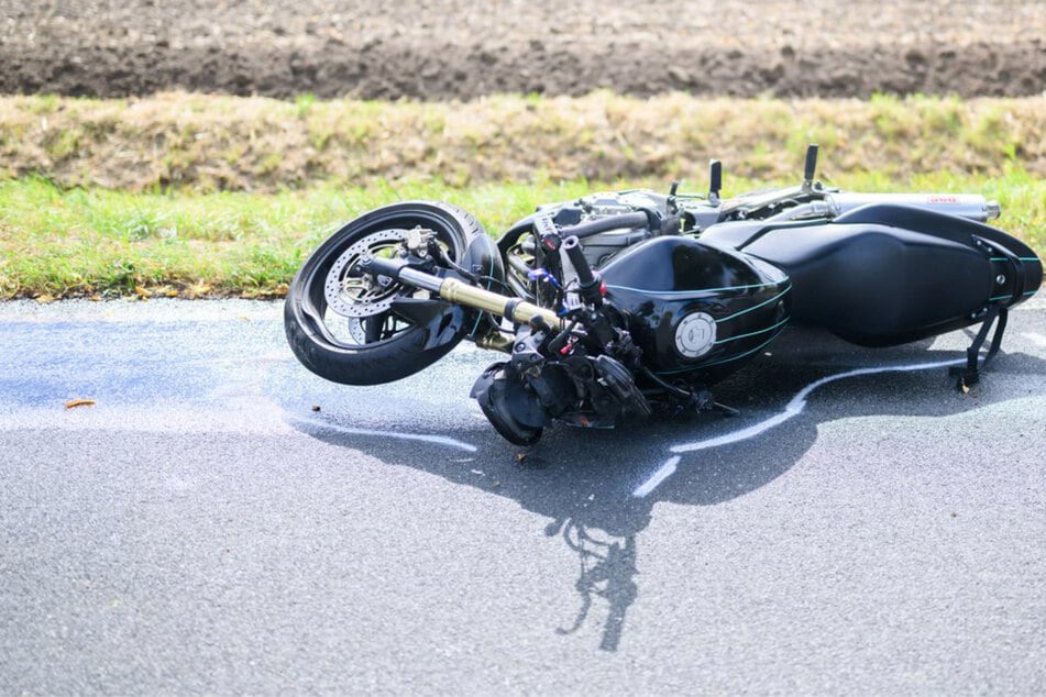 Frontal-Crash beim Abbiegen: Motorradfahrer nahe Ulm schwer verletzt