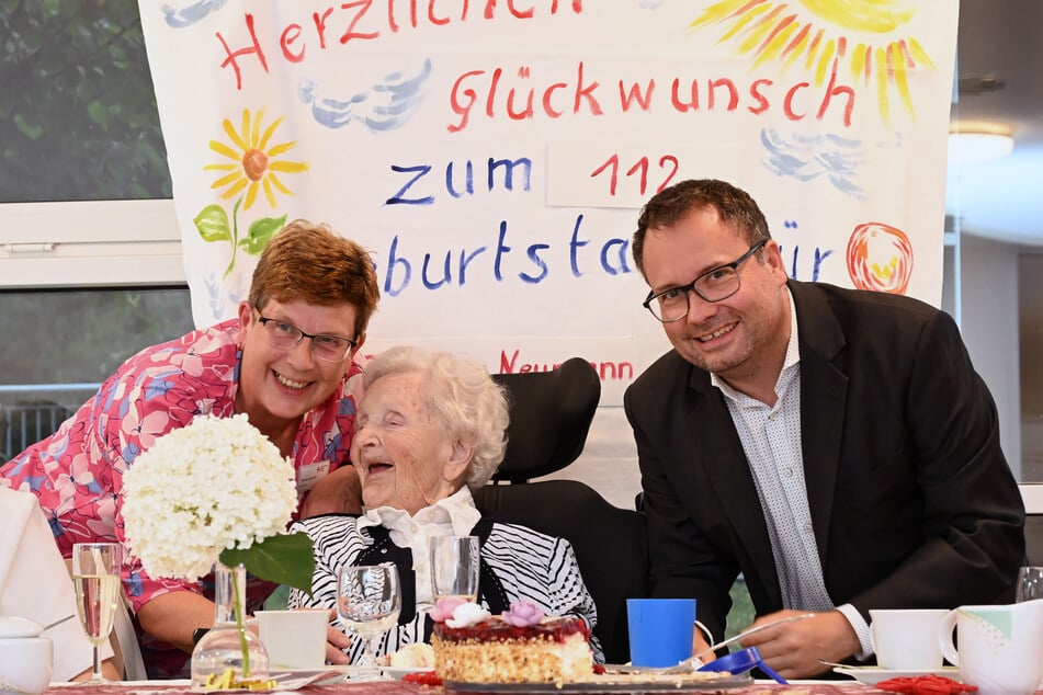 Die Heimleiterin Verena Sowade (l.) und der Tauchaer Bürgermeister Tobias Meier (48, r.) gratulierten Ilse Neumann (m.).