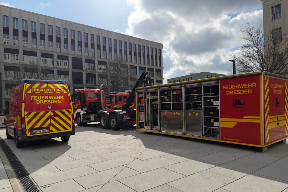 Derzeit läuft ein ABC-Einsatz der Feuerwehr an der HTW Dresden.
