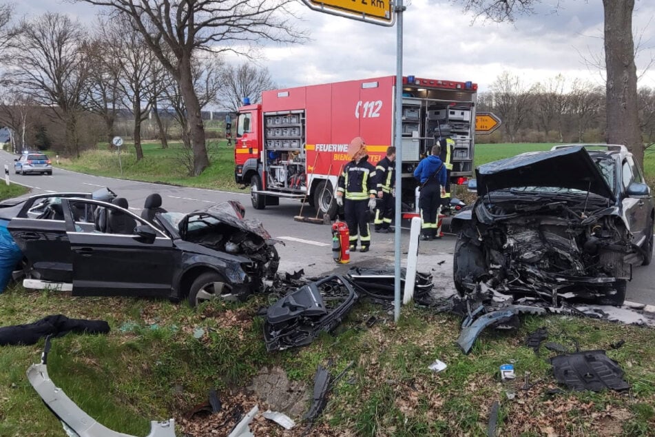 Bei einem Unfall auf der L233 bei Bardenhagen (Landkreis Uelzen) sind am Donnerstag drei Menschen schwerst verletzt worden.