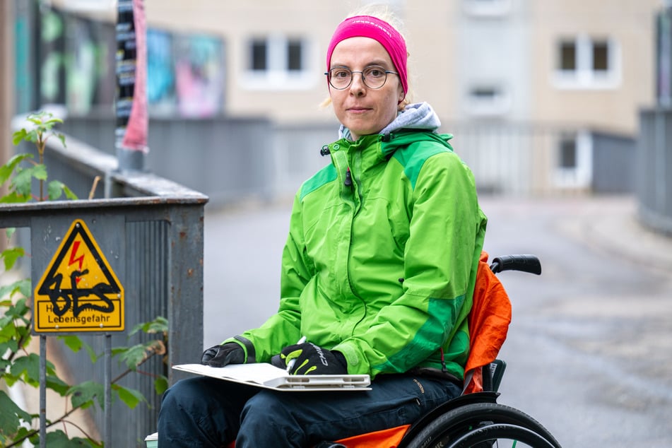 Karola Köpferl (35) dokumentiert auf der Hainbrücke, wie viele Menschen den Übergang zwischen Sonnenberg und Innenstadt nutzen.
