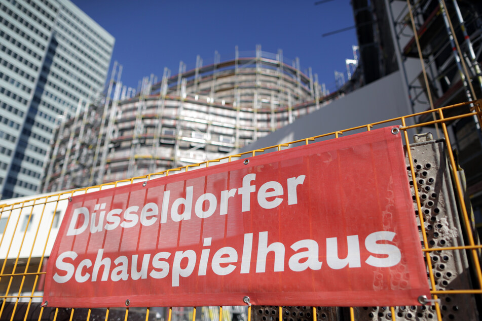 Nach Rassismus-Vorwürfen gegen das Düsseldorfer Schauspielhaus haben die NRW-Landesregierung und die Landeshauptstadt eine konsequente Aufarbeitung der Vorfälle gefordert. (Archivbild)