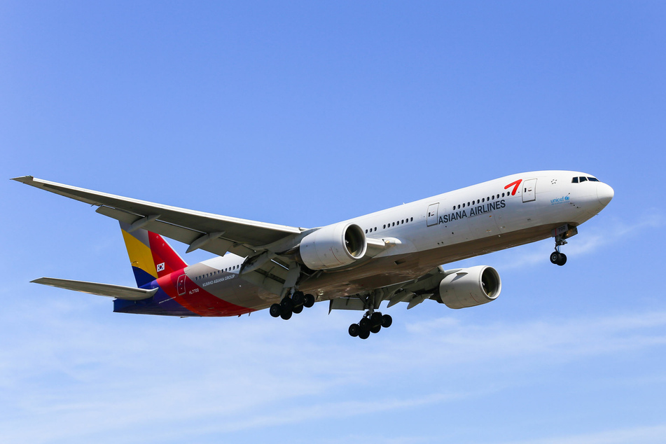 Eine Boeing 777-200 der Asiana Airlines. Der ehemalige Chef der Airline muss nun aufgrund eines Gerichtsbeschlusses Strafe zahlen. (Symbolbild)