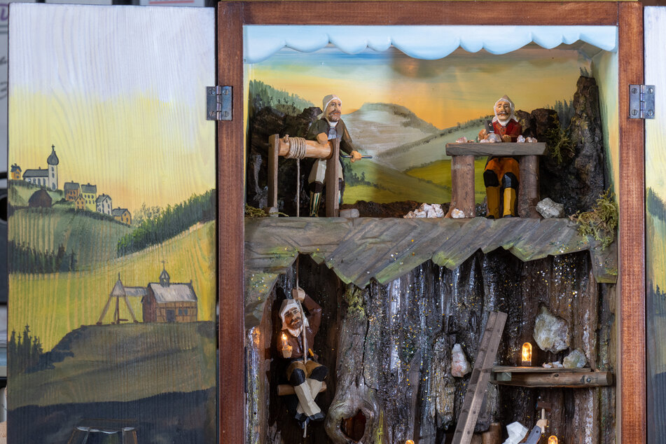 Über Jahrhunderte haben Bergleute im Erzgebirge kunstfertig nach Feierabend Szenen ihrer Arbeitswelt nachgebaut. Noch heute schaffen wenige Tüftler wie Wolfgang Süß neue Miniaturbergwerke und halten diese alte Tradition am Leben.