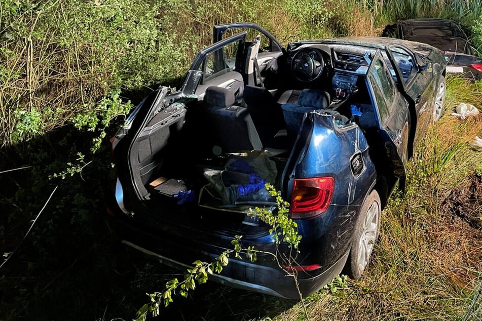 Während sich der 19-Jährige selbst aus dem Wagen befreien konnte, musste die Feuerwehr den Fahrer (36) aus dem BMW X1 herausschneiden.