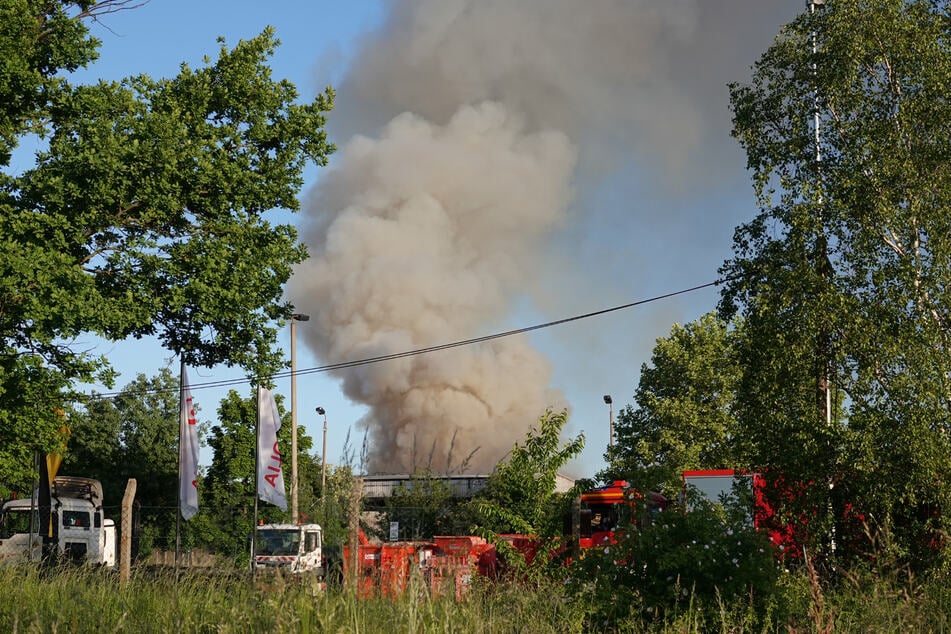Die Feuerwehr ist am Freitagmorgen zu einem Großbrand nach Großzschachwitz geeilt.