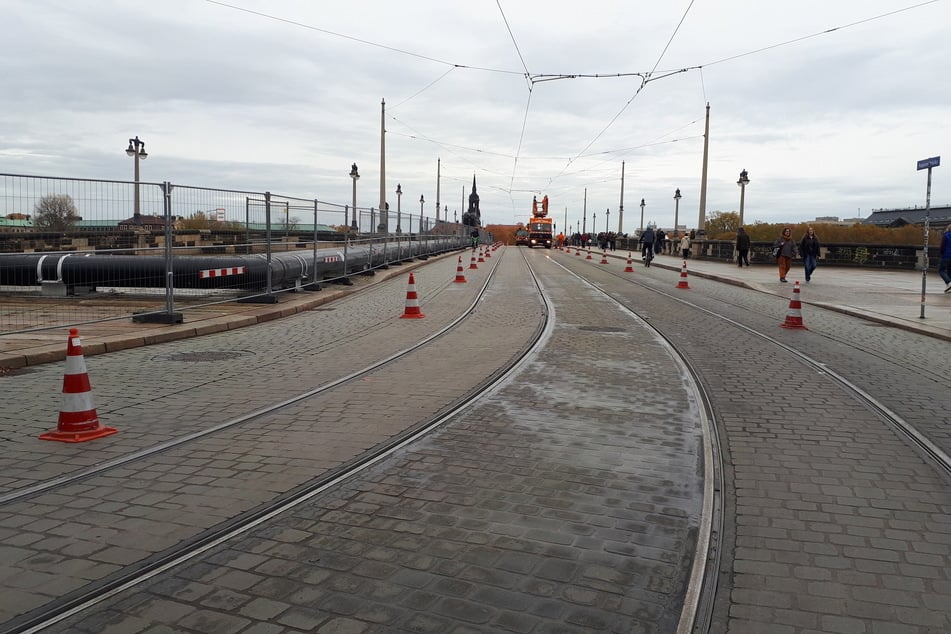 Der Arbeitsbereich ist mit Leitkegeln markiert.