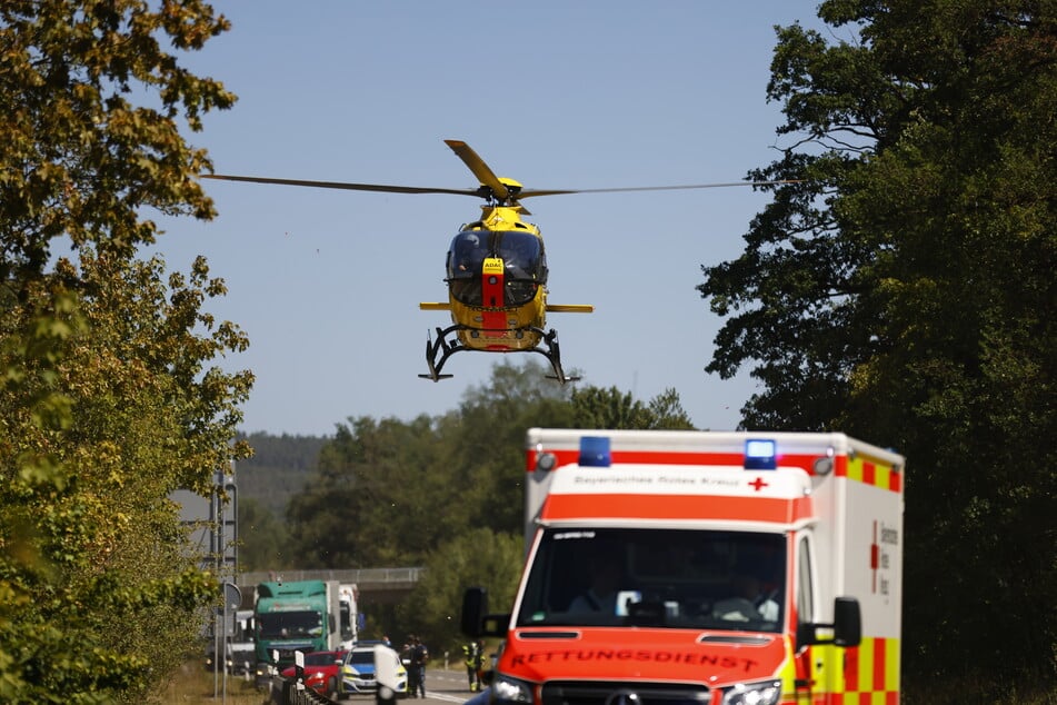 Ein Hubschrauber startet von der B2 in Mittelfranken.