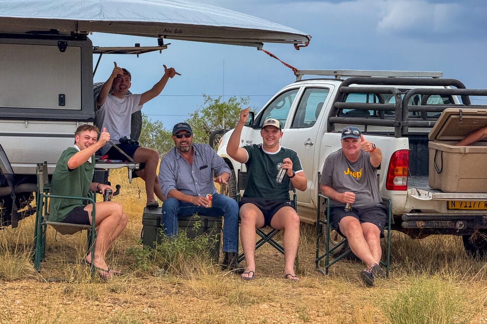 Entlang der 400 Kilometer langen Route durch die Wüste feuern Zuschauer die über 1000 Teilnehmer an.