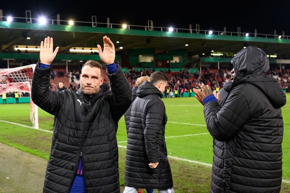 RB Leipzigs Kapitän David Raum (27) verkündete in der Halbzeit die traurige Nachricht seinen Mitspielern.