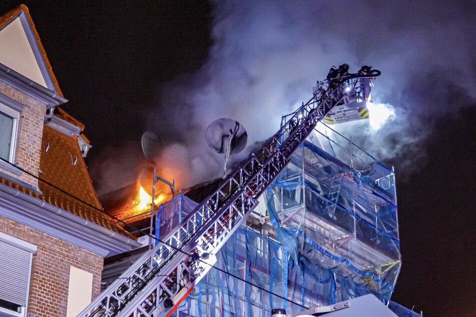 Mittels einer Drehleiter wurde das Feuer im Dachstuhl eingedämmt und schließlich gelöscht.