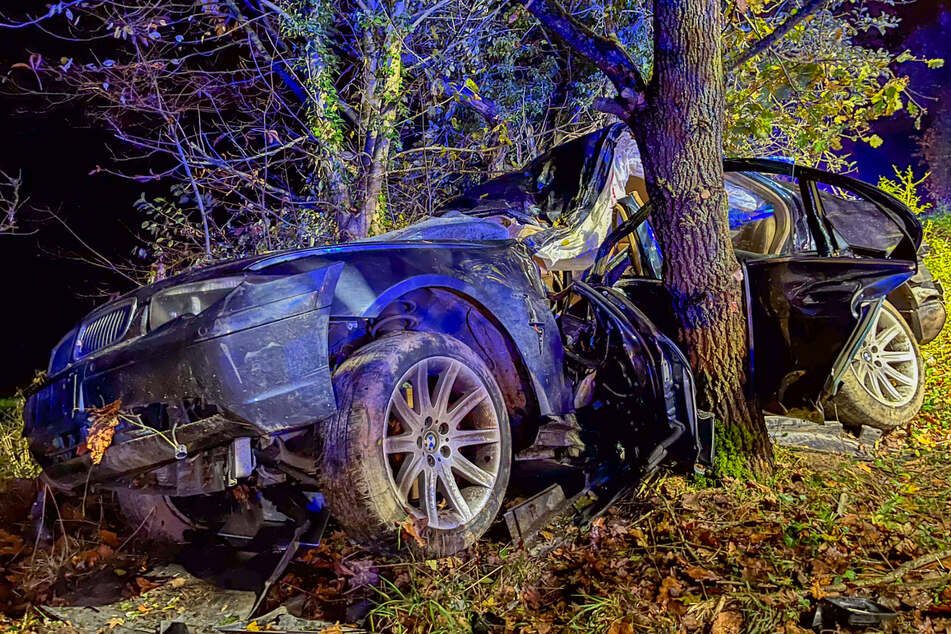 Gegen 22.30 am Sonntag kollidierte eine 29-jähriger BMW-Fahrer auf einer Landstraße in Wiesbaden mit einem Baum und kam dabei ums Leben.