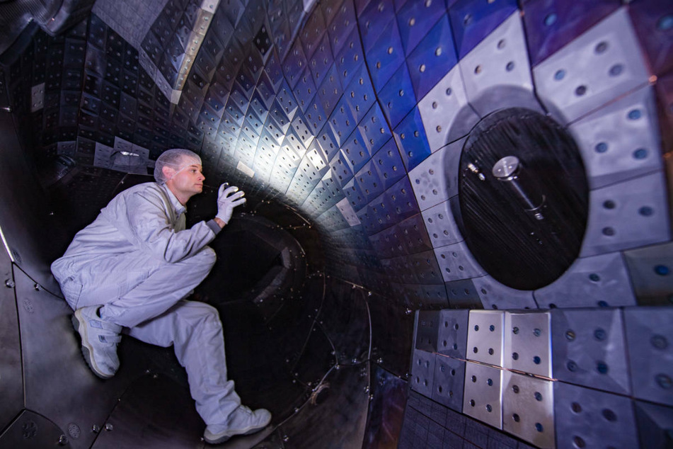 Der Blick auf Kohlestoff-Kacheln im ringförmigen Plasmagefäß des Forschungsreaktors "Wendelstein 7-X" mutet eher wie eine Szene aus einem Science-Fiction-Film an.