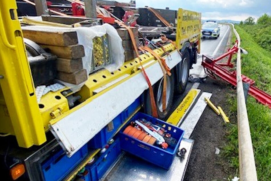 Auf einem Zubringer zur A61 am Autobahnkreuz Mutterstadt verlor ein Lastwagen am Montag einen Teil seiner Ladung - eine Sperrung war die Folge.