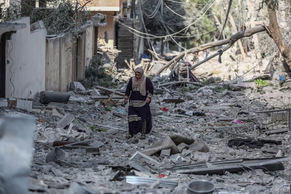 Eine Frau geht durch das Karama-Viertel in Gaza-Stadt, nach einem israelischen Luftangriff.