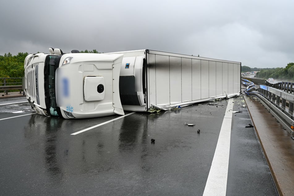 Ein Lkw kippte am Freitagmorgen auf der A4 bei Hainichen (Landkreis Mittelsachsen) um. Das tonnenschwere Fahrzeug blockierte die komplette Fahrbahn.
