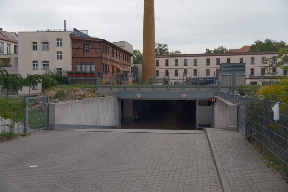 Die Diebe schafften ihre Beute in eine Tiefgarage, um sie dort in aller Ruhe auszupacken.