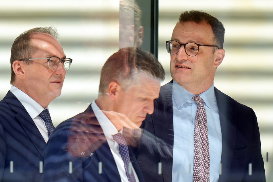 Alexander Dobrindt (54, CSU, l-r), designierter Innenminister, Thorsten Frei (51, CDU), designierter Bundesminister für besondere Aufgaben und Chef des Bundeskanzleramtes, und Jens Spahn (44, CDU), Vorsitzender der CDU/CSU Bundestagsfraktion, beraten sich nach der Kanzlerwahl im Bundestag.