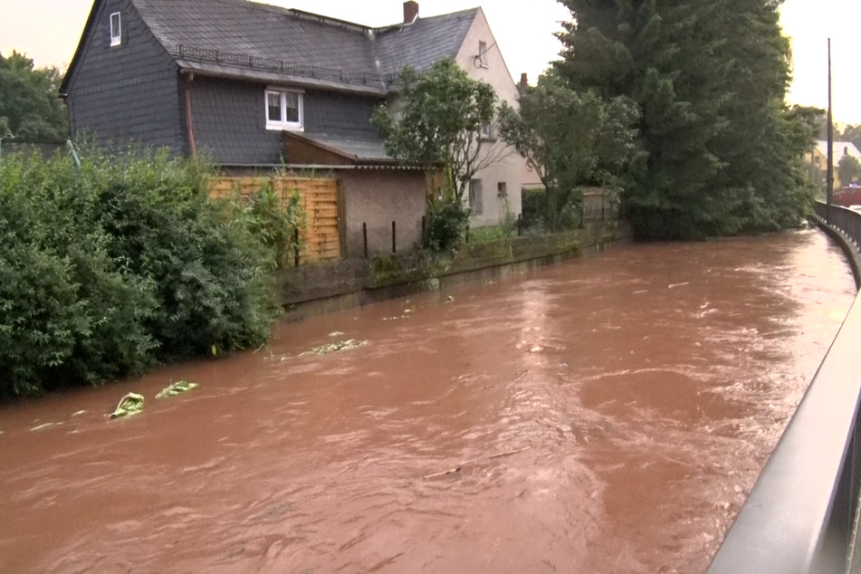 Eine überflutete Straße in Oberlungwitz. Heftige Unwetter suchen Sachsen heim.