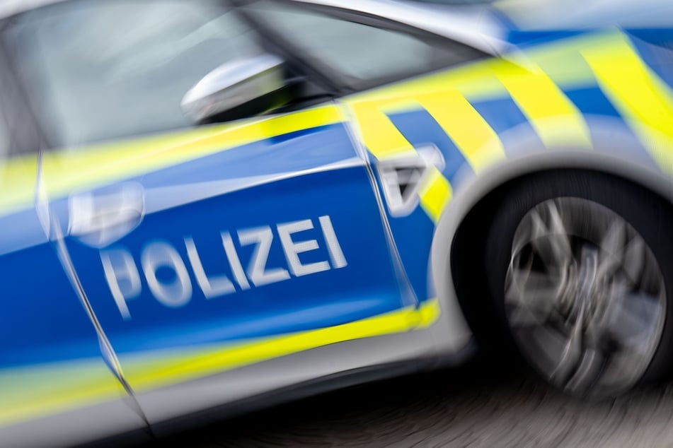 Die Polizei nahm in Schmiedeberg einen 19-Jährigen fest, der zuvor Menschen attackiert und randaliert hatte. (Symbolbild)