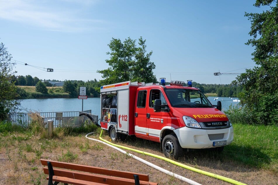 Auch aus der nahegelegenen Wasserski-Anlage wird Löschwasser gezogen.