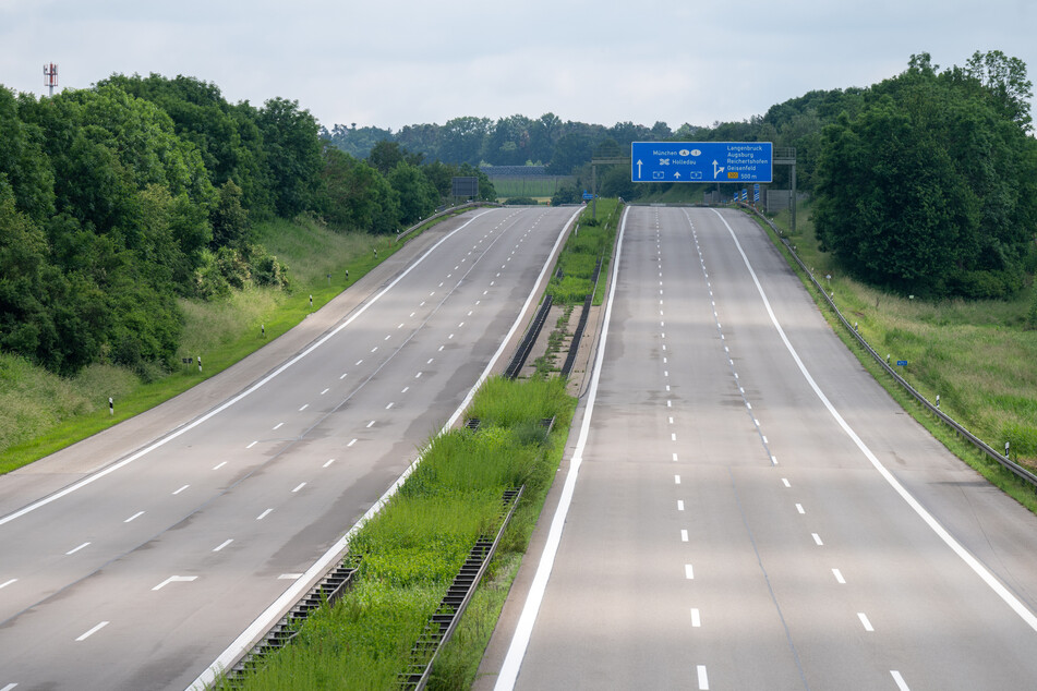 Leere Autobahn bei Langenbruck: Die A9 wurde nach einem Dammbruch und Überflutungen teilweise gesperrt.