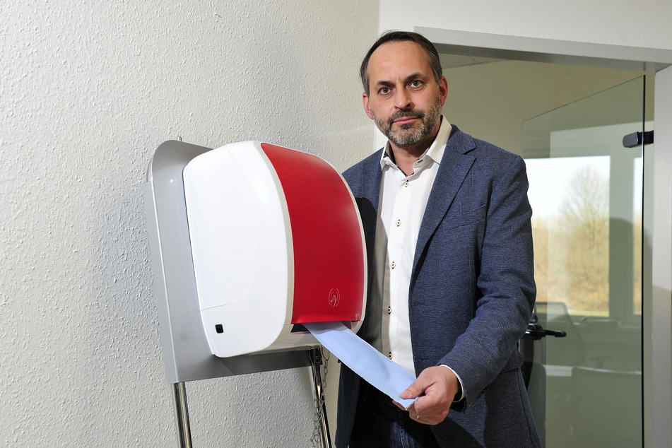 Nico Mach hatte für die Masken sogar einen hygienischen Spender in Planung.