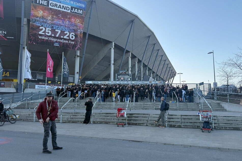 Gut zwei Stunden vor dem Anpfiff haben noch nicht viele Fans den Weg zum RHS gefunden. Das ist in Dresden heute aber auch kein leichtes Unterfangen.
