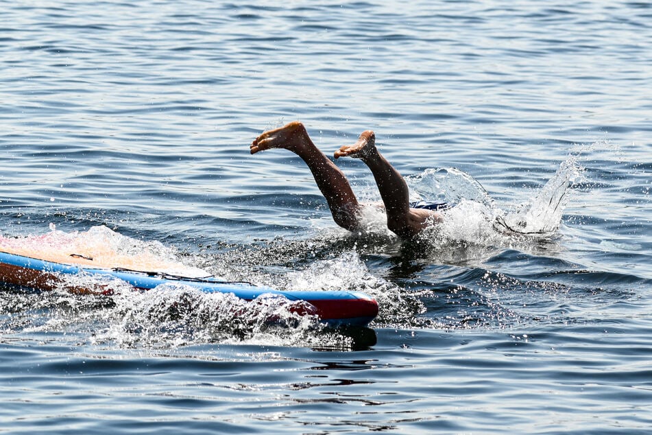 Der betrunkene 29-Jährige war im Wasser von einem Stand-up-Paddle-Board gefallen. (Symbolfoto)