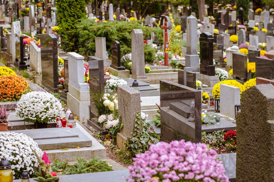 Aufgrund des Platzmangels auf dem Friedhof soll in der Kleinstadt niemand sterben. (Symbolbild)