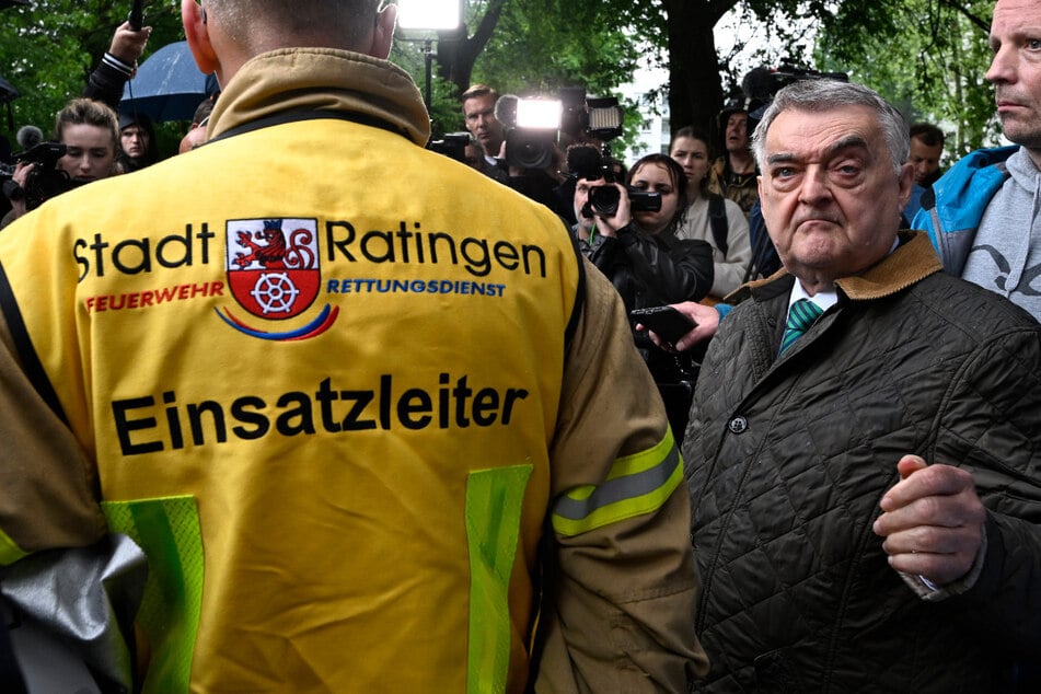 NRW-Minister Reul nach Explosion in Ratingen zutiefst betroffen: "Passen Sie auf sich auf!"