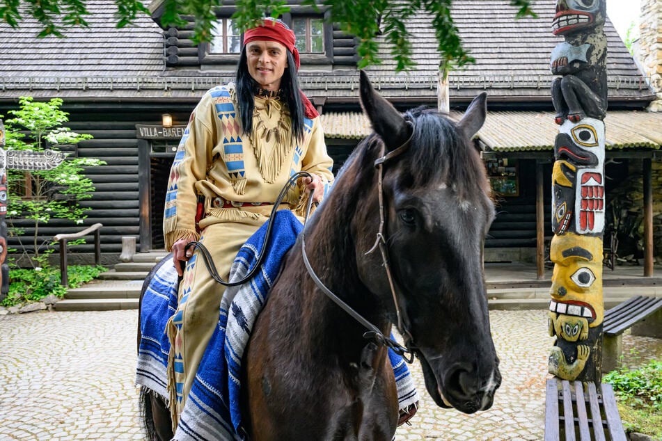 Als Winnetou reitet der Schauspieler über die Bühne.