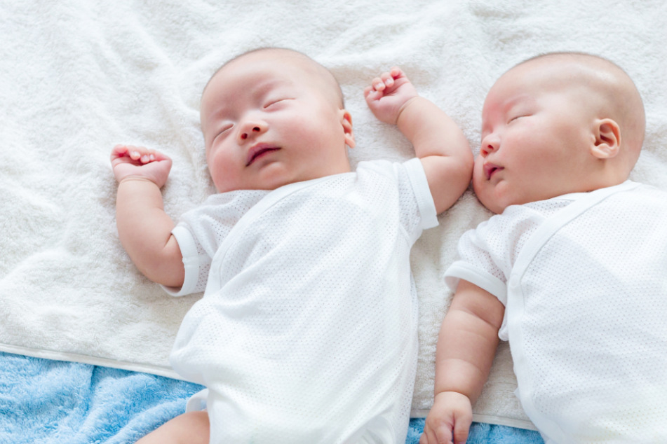 Leihmutter bringt Zwillinge zur Welt, und ihr verschollener Bruder ist der Vater!