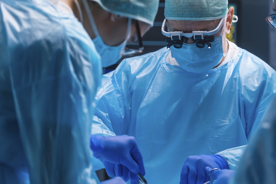 Ein Mann (33) aus China war ins Krankenhaus geeilt, nachdem er starke Bauchschmerzen verspürt hatte. In der Klinik war schnell klar, dass er operiert werden musste. (Symbolbild)