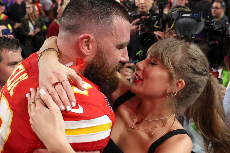 Taylor Swift (r.) and Travis Kelce will celebrate their one-year anniversary later this summer.