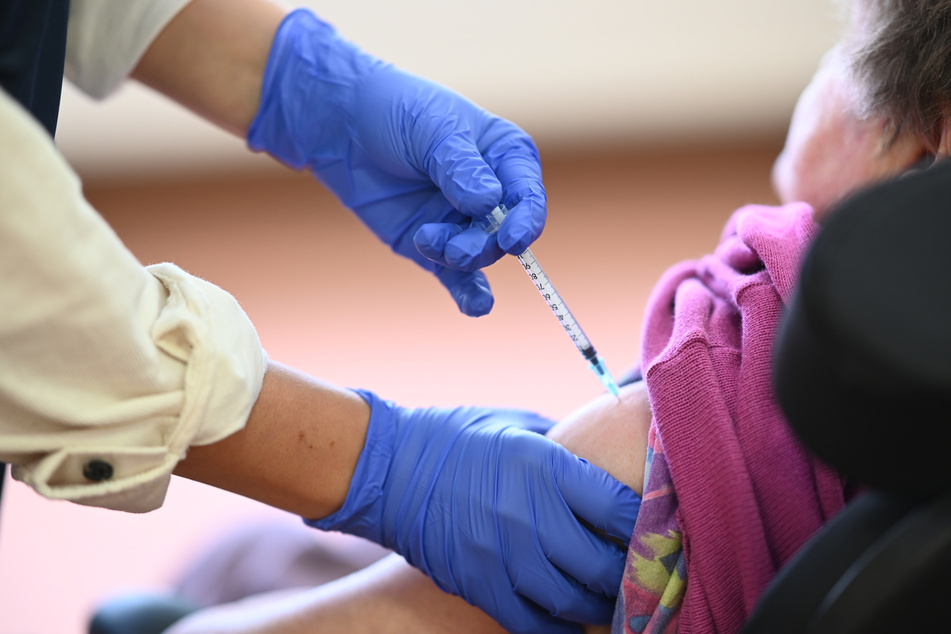 Grippeschutzimpfungen nehmen vorwiegend niedergelassene Ärzte vor, aber seit Mittwoch sind sie parallel zur Corona-Impfung nach Anmeldung auch in den Impfstellen des Landes möglich. (Symbolbild)